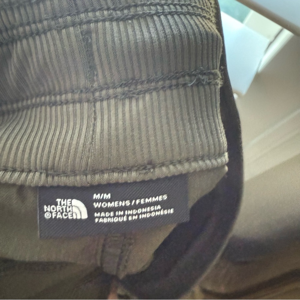The North Face Khaki Green Casual Shorts - Picture 7 of 7